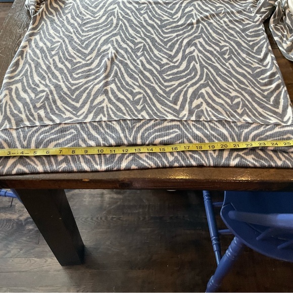 Wonderly Gray and White Crew Neck Sweater with Animal Print - Picture 6 of 9